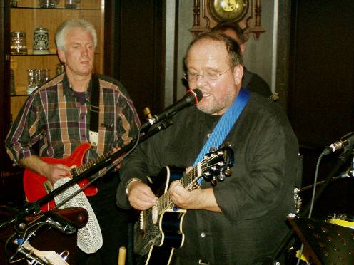 Hans an der Gitarre, Mike mit Gesang und Gitarre